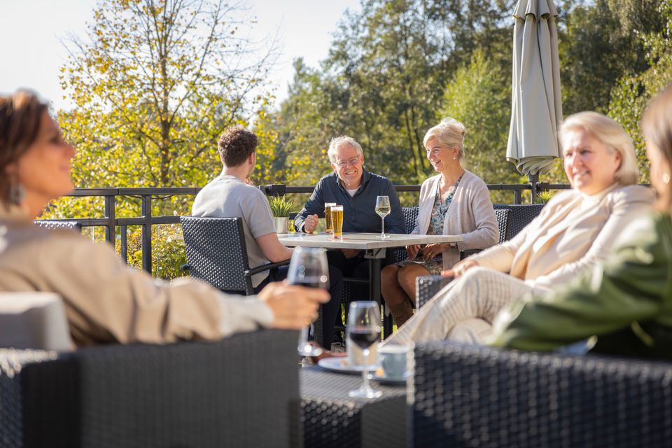 Buitenterras aan het water bij Parkhotel Horst