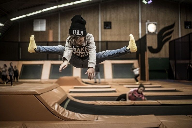 Kind springt in Jumping Jack