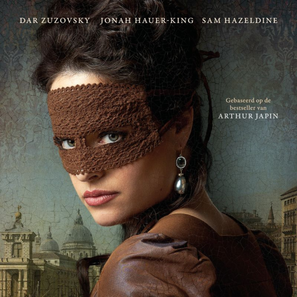 Een vrouw met een masker op