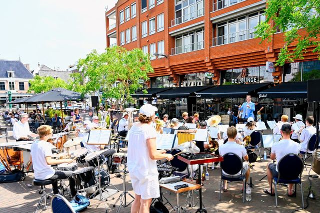 Een orkest op het Rijnplein met de Alphense maestro battle 2023.