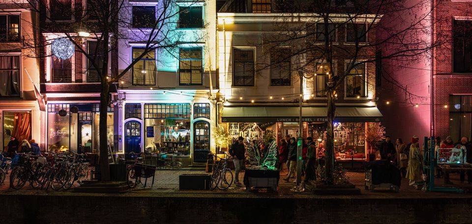 De Oude Delft vol met verlichting en de restaurants langs de grachten