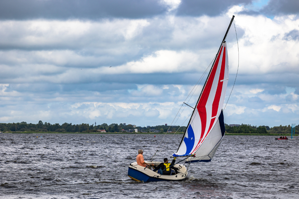 Een zeilboot op het Zuidlaardermeer.