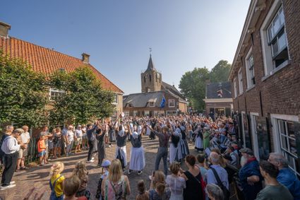 Historisch dorpsplein Linschoten, gemeente Montfoort, Groene Hart, tijdens Open Monumentendag met klompendans, publiek en de dorpskerk op de achtergrond.