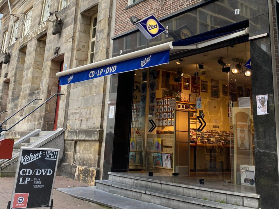 etalage van Velvet platen en cd winkel in Delft
