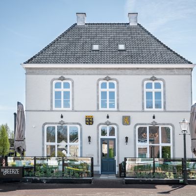voorgevel van het voormalig gemeentehuis van Oost-, West- en Middelbeers nu Grand Café de Beerze