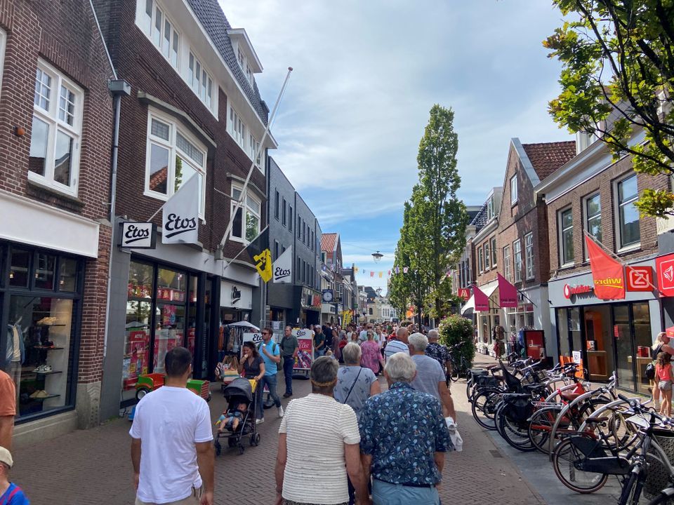 Winkelen in Sneek tijdens koopzondag.