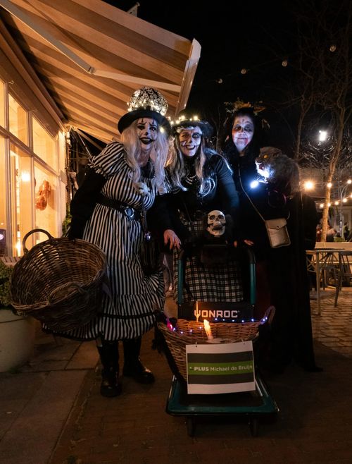 Foto van mensen verkleed voor halloween