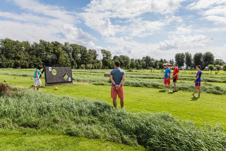 Groep speelt voetgolf op de 18-holes baan van Buitenplaats Kameryck in Kamerik, een actief en gezellig uitje in het Groene Hart