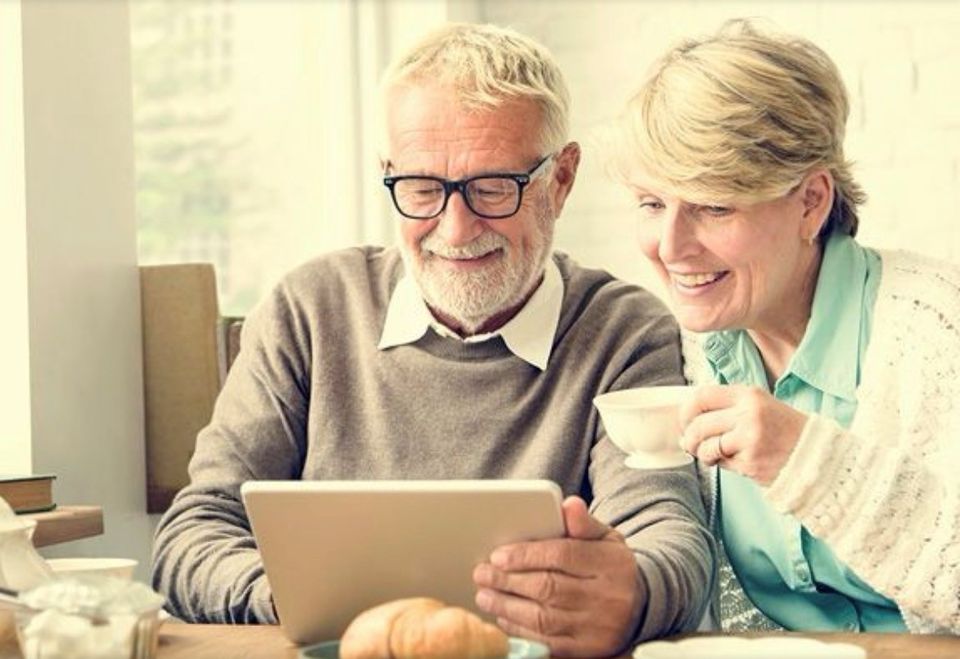 foto van 2 mensen die naar de tablet kijken