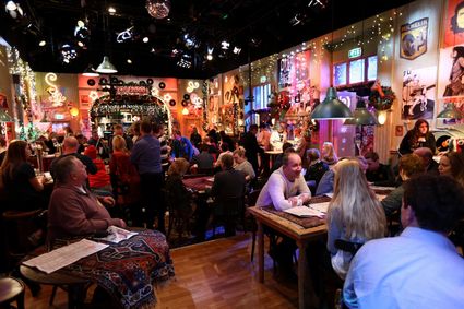 gezellig gevuld Top 2000 café in Beeld& geluid Hilversum