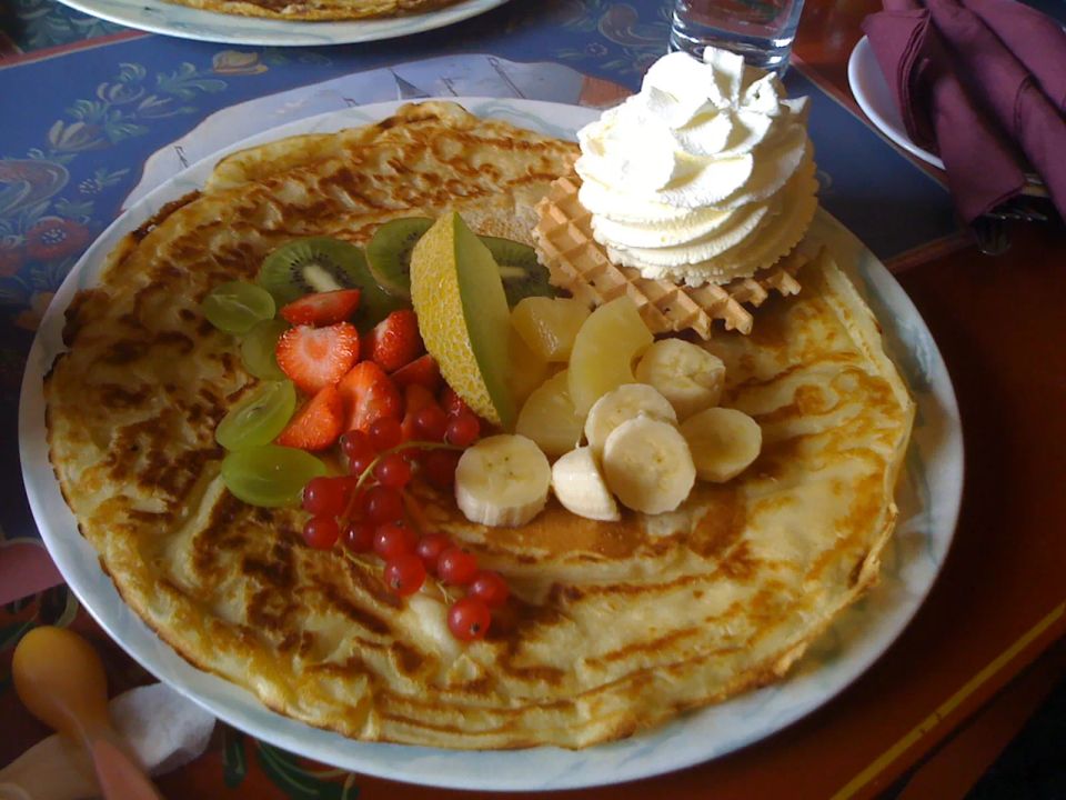 Pannenkoek met vruchten en slagroom van De Friese Doorloper