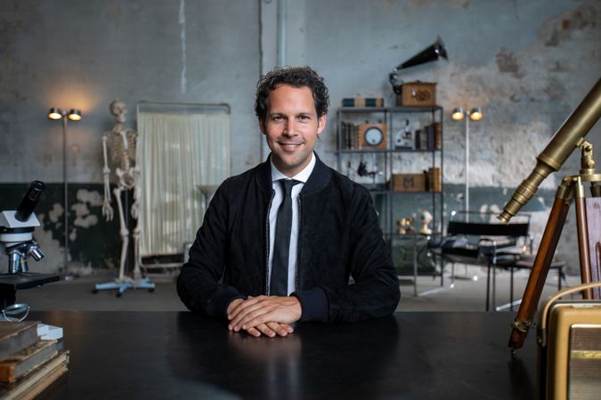 Viktor Mids met op de achtergrond wetenschappelijke 'instrumenten'