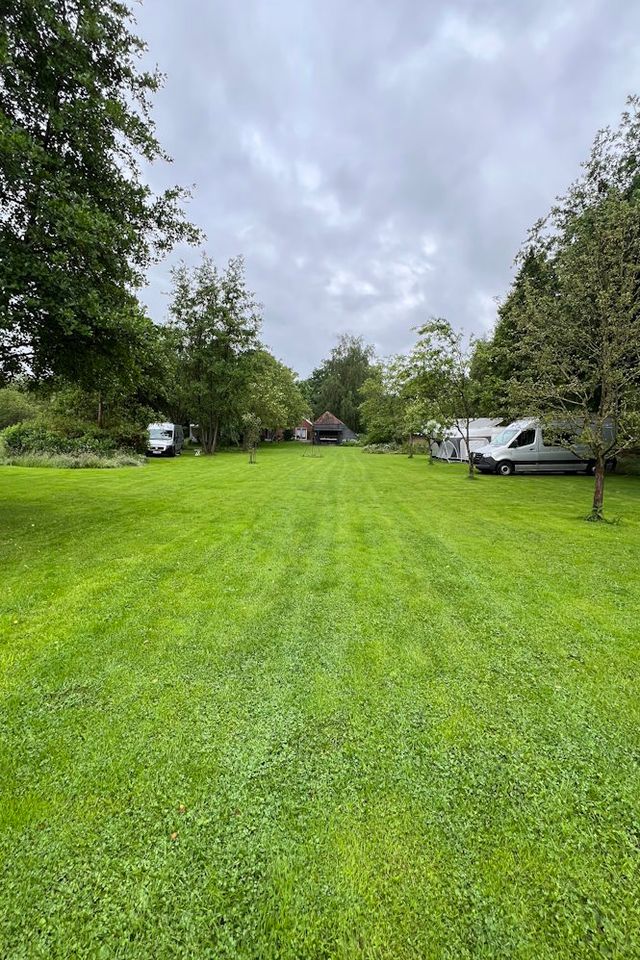 Ein Campingfeld auf einem grünen Campingplatz in Drenthe, Niederlande.