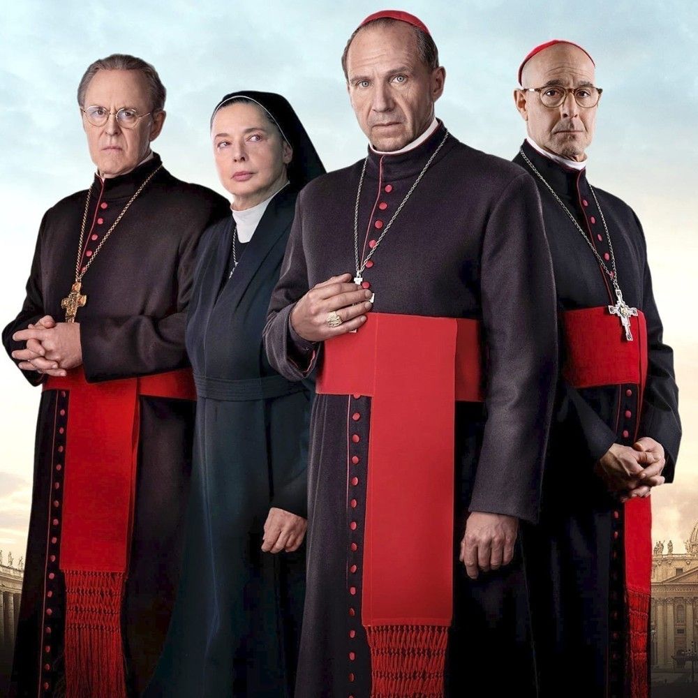 Foto van 3 mannen in zwarte kardinaalskleding met rode sherp en 1 vrouw, zijnde een non.