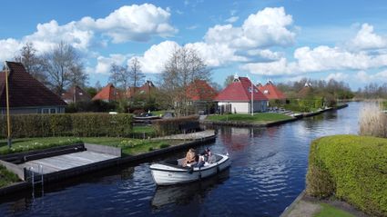 Genießen Sie die wunderschöne Umgebung des Bungalowparks It Wiid direkt auf dem Wasser.