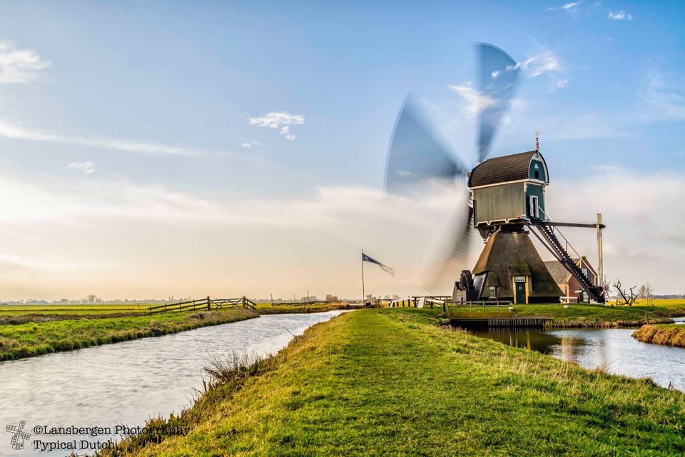 De Cabauwse molen in Lopik, omringd door groen en water in het Groene Hart
