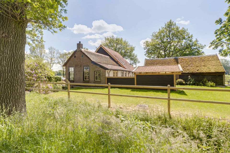 Het koloniehuisje met de deel voor de gasten