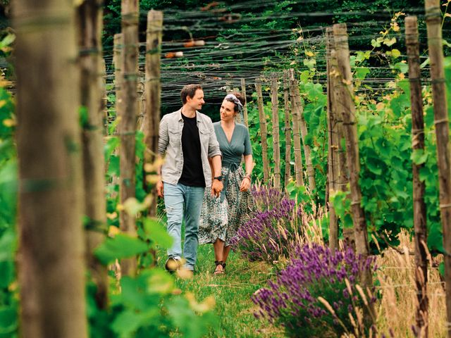 Man en vrouw wandelen in tuin.