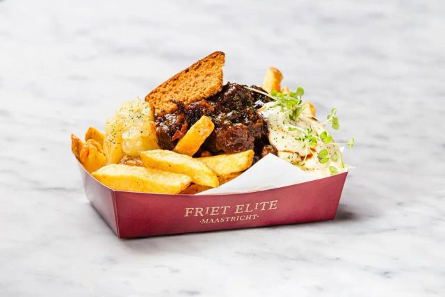 Bakje friet met topping zuurvlees