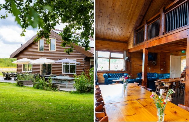 Terras met tafeltennistafel en de zitruimte met lange tafels en stoelen van een groepsaccommodatie.