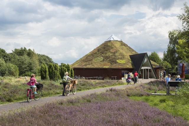 Een bezoekerscentrum in de natuur waar wandelaars en fietsers naartoe gaan.