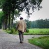 Louis Le Roy maakt een wandeling voor zijn huis aan de prins Bernhardweg in Oranjewoud (1996)