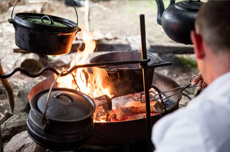 Iemand die aan het koken is op open vuur