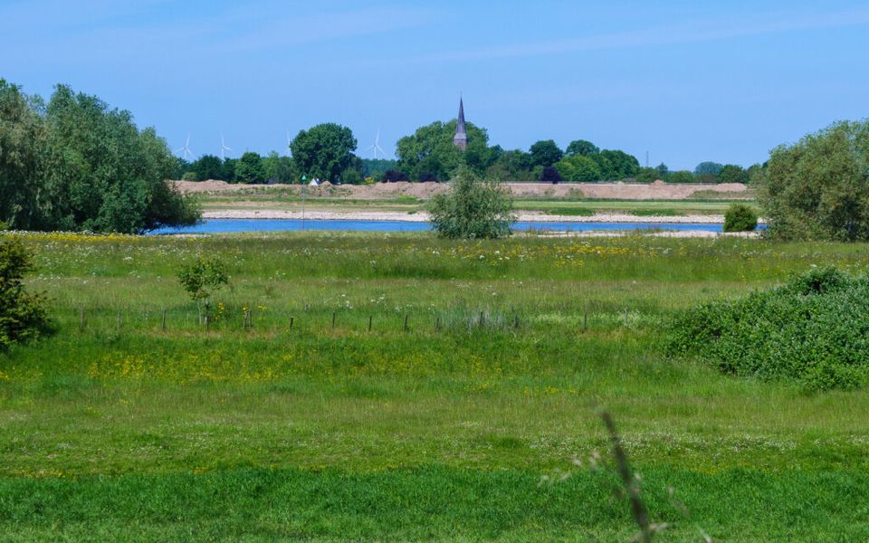 Groen grasveld met de op de achtergrond een rivier