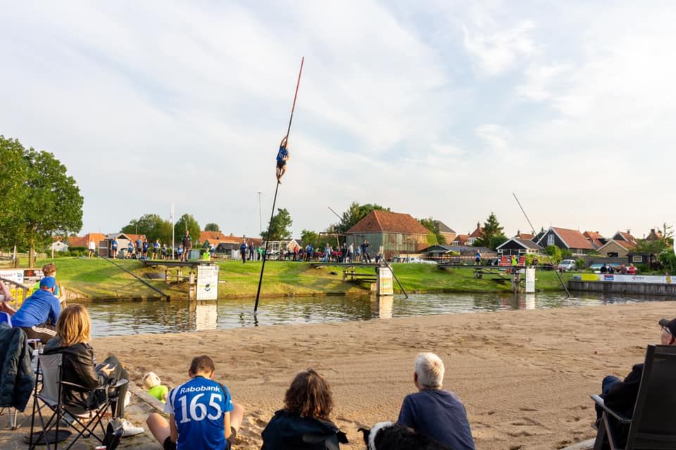 fierljeppen bij de Fierljepschans in IJlst
