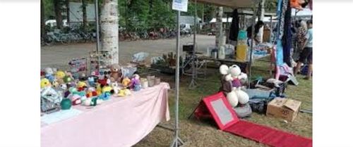 foto van een oude rommelmarkt
