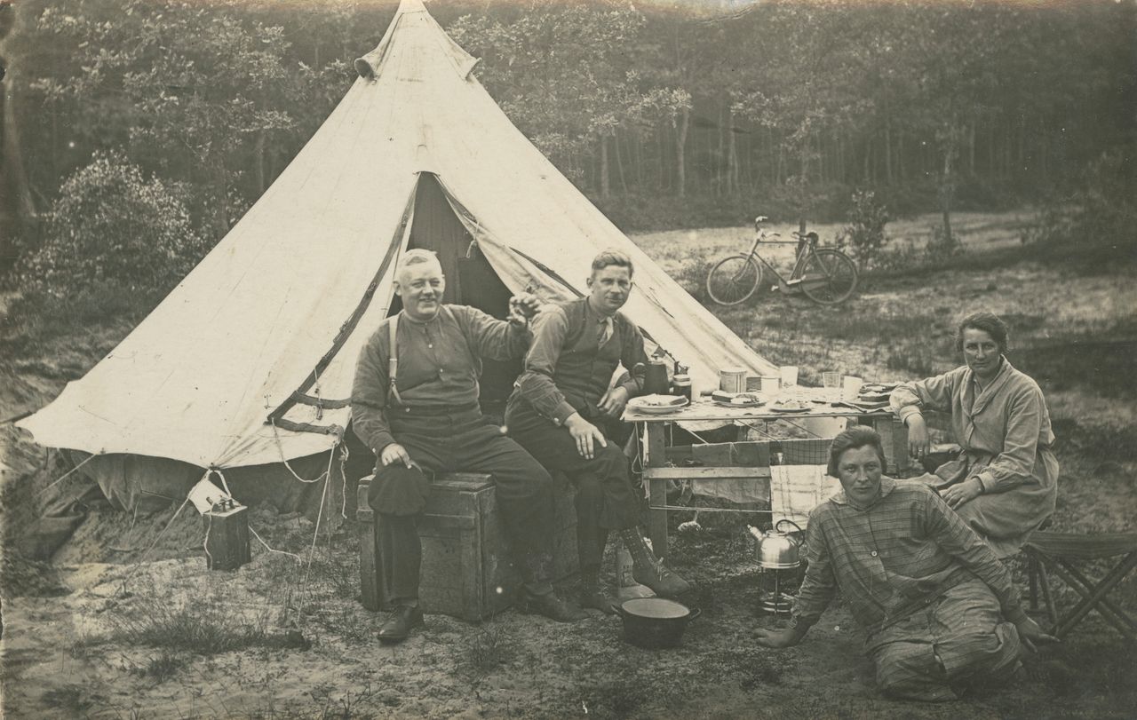 Meester Willem Nonkes uit Nietap links op de foto samen met zijn vrouw Anna de Boer rechtsonder kamperen met meester Kremer en zijn vrouw Kremer-Beukema uit Roderwolde in de tent van de familie Lucas Hillebrands tijdens een vakantie bij Bergen. N.H., 1920-1930. Collectie Drents Archief