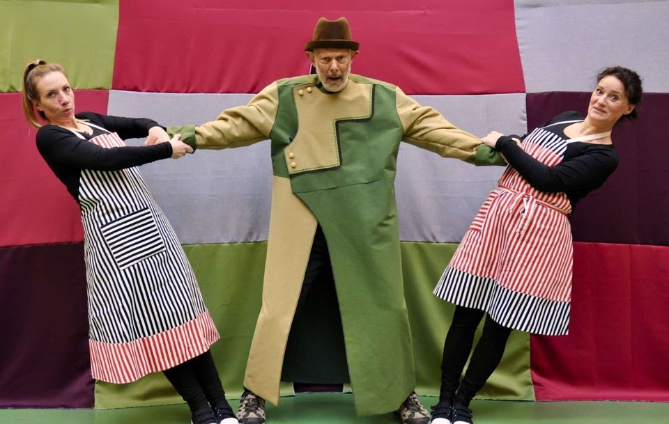 Drie toneelspelers op het podium in de kindertheatervoorstelling Heel veel patat van theater Stuiter in het Brinkhuis Laren, Gooi en Vechtstreek.