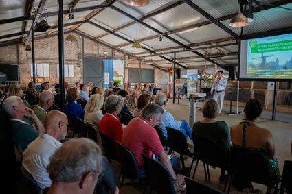 Publiek dat luistert naar een spreker tijdens een subsessie van Groene Hart toerisme dag.