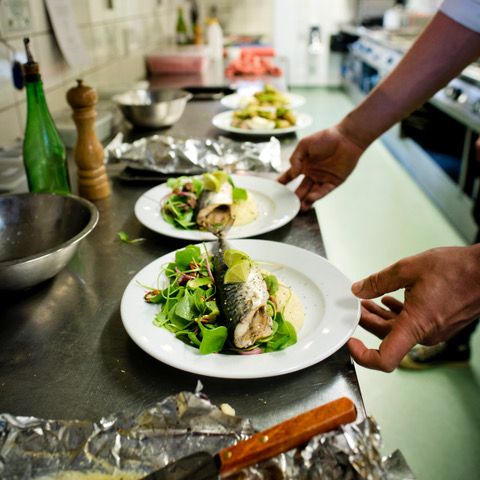 De Brandweerkantine Maastricht keuken met borden