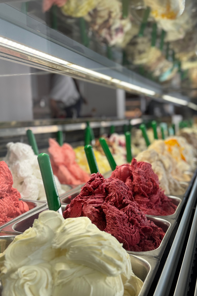 Eisbehälter in der Vitrine