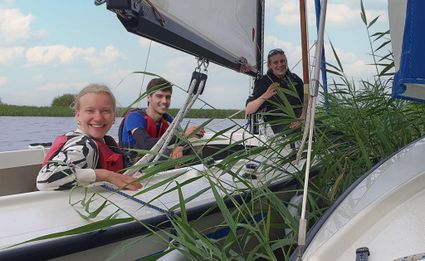 Tijdens dit ontspannen zeilarrangement vaar je samen met andere ervaren zeilers over de Friese meren. Ideaal als je zelf geen zeilmaatje hebt, maar wel zin hebt in een actief en gezellig weekend op het water.