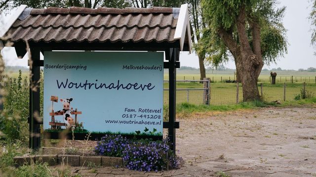 Bord bij ingang boerderijcamping Woutrinahoeve