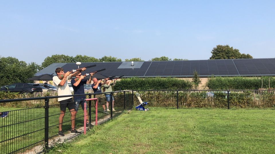 Mensen op een rij aan het schieten