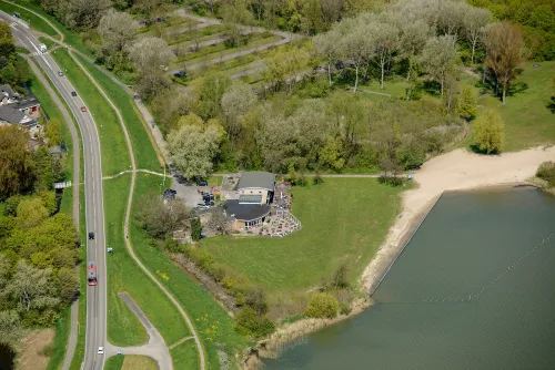 Luchtfoto van een restaurant gelegen aan water