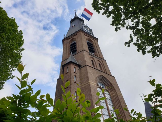 De toren van de Urbanuskerk met de vlag uit