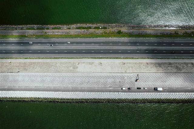 de afsluitdijk van boven gefotografeerd.