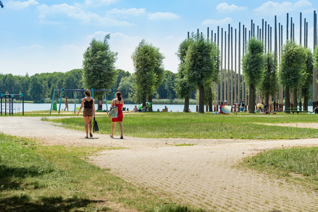 Vrouwen lopen op recreatiegebied Groene Heuvels.