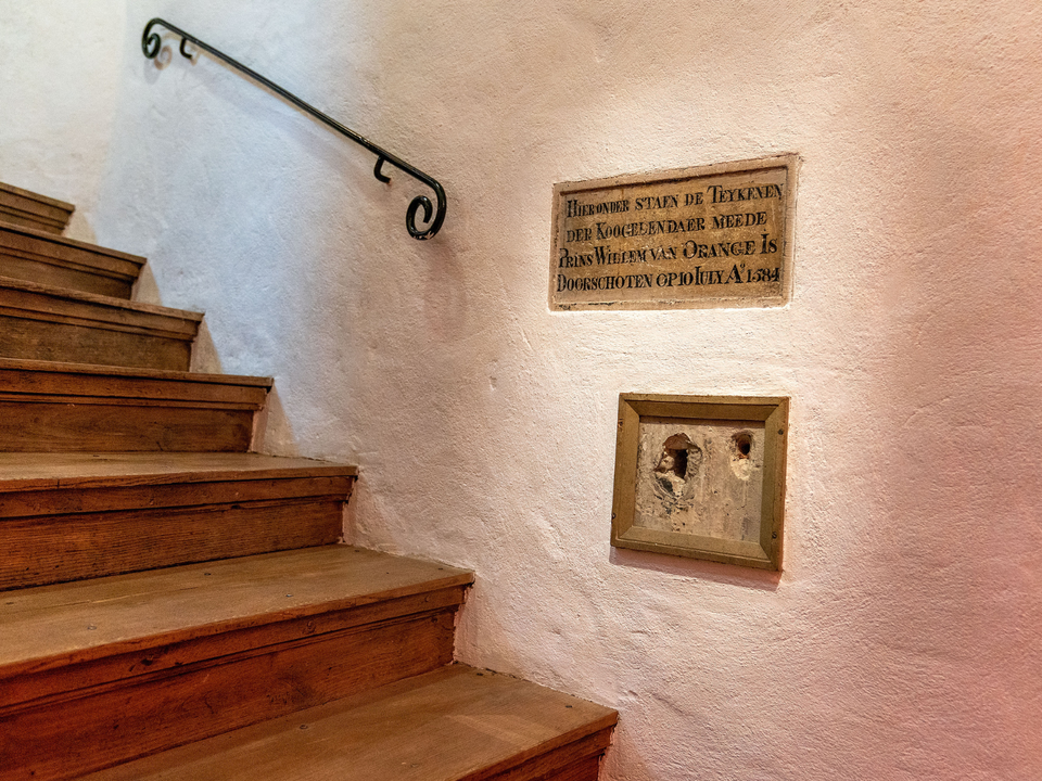 Moordhal met kogelgaten in de muur van het Prinsenhof Delft