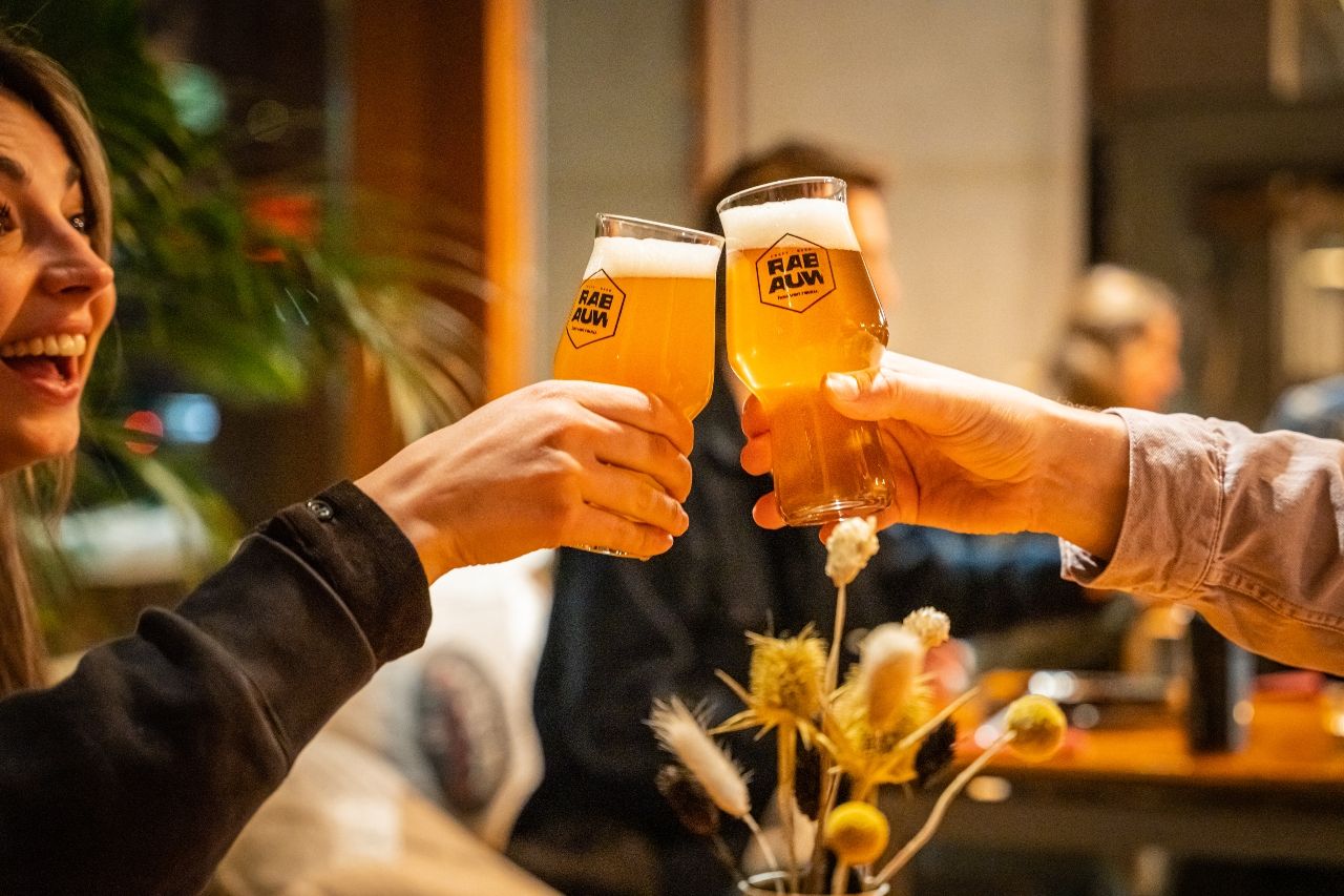 Proosten met Rabauw bier bij Café Gij & Ik