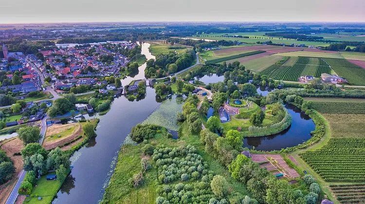 Een luchtfoto van het Fort bij Asperen