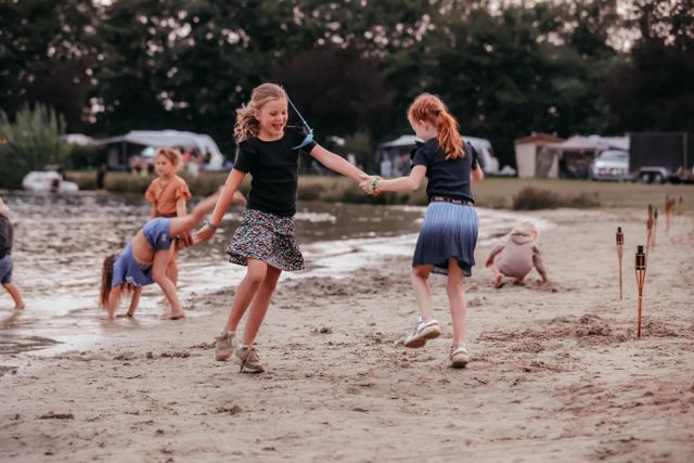 Dansen op het zandstrand van de recreatievijver van de Achterste Hoef
