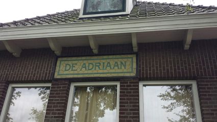 Historisch gemaal De Adriaan in Woerden, Groene Hart, met karakteristieke bakstenen gevel en gevelsteen met naam, onderdeel van industrieel erfgoed en de waterbeheergeschiedenis.