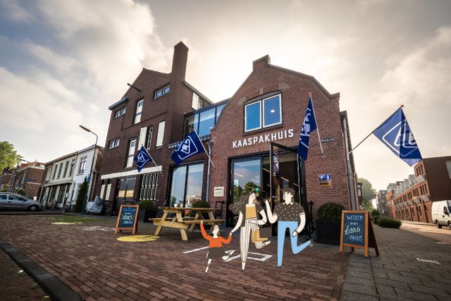 Het Kaaspakhuis in Woerden, een kaaswinkel waar bezoekers ambachtelijke kazen uit het Groene Hart kunnen proeven en kopen.