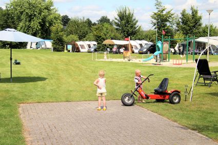 Campingveld met comfortplaatsen