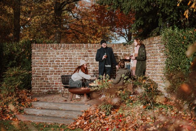 Borrelen bij het kampvuur bij Kasteelhoeve d'Erp in de gemeente Peel en Maas in Noord-Limburg